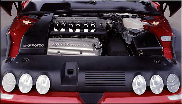 Il Centro Stile Alfa Romeo volle circondare il mitico motore 6 cilindri Busso con una raffinata copertura funzionale di design.