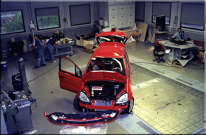 15 aprile 1998 Rivoli. La Mercedes Classe A edizione Turin a fine montaggio nell'area di lavoro della Stola spa.