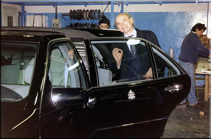 Nichelino dicembre 1997. Roberto Stola esamina la Laudaulet prima della consegna allo Stato Vaticano da parte di Mercedes Italia.