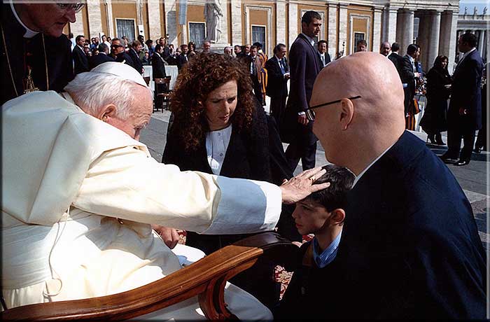Citta del Vaticano 19 aprile 2003 Maria Paola, Francesco e Alfredo Stola in udienza con Papa Giovanni Paolo II in Piazza San Pietro.