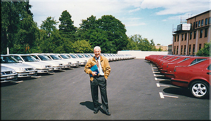 Svezia, Trollhattan, Stabilimento Saab settembre 1997. L'ingegner Alberto Sasso posa per una foto ricordo fra le prime pre-produzione della 9-5 Sedan.