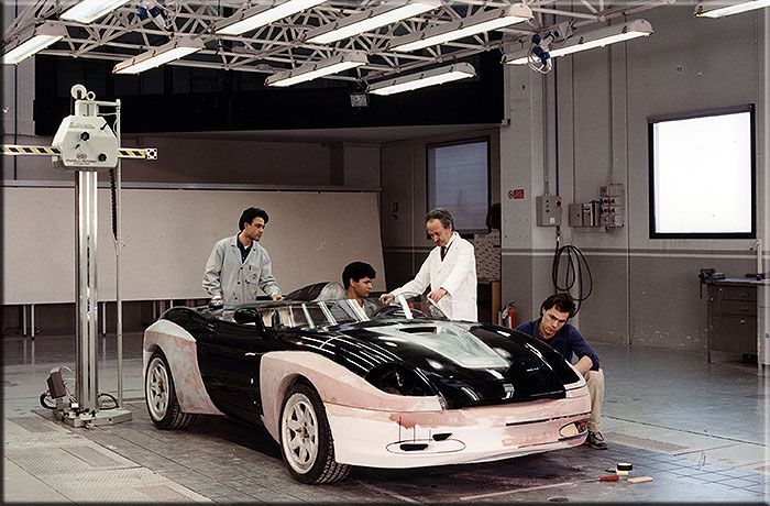 Fine gennaio 1996 Aldo Brovarone con il classico camice bianco in stile Pinifarina. Da sinistra i modellatori Tassone, Hbib e Samuelli.