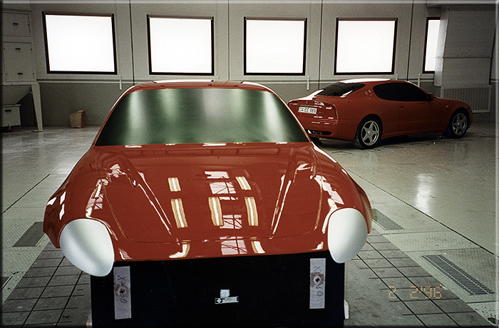 Rivoli 2 febbraio 1996 il master verifica matematiche della Maserati M338. Sullo sfondo si può notare il modello di stile sempre in rosso realizzato in Italdesign.