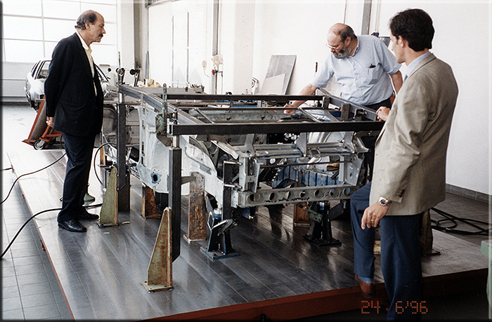 24 giugno 1996 Grugliasco presso la società Itca. L'inizio delle attività di costruzione dell'autotelaio seguite da Benedetto Carmelo della Stola s.p.a. che della foto di riconosce sulla sinistra con la giacca scura.