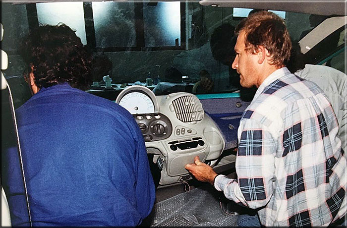 Luglio 1996 Rivoli. Le fasi di assemblaggio della plancia portastrumenti sullo show car Multipla.