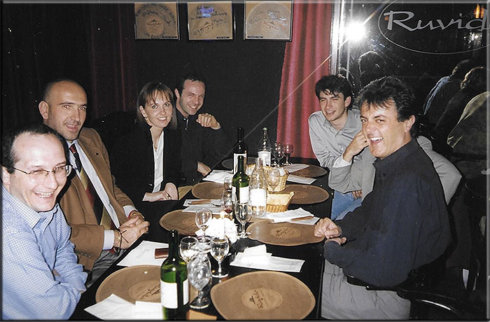 Modena 1997 al ristorante Il Fantino. Da sinistra si riconoscono Vincenzo Pirola (Stola), Roberto Arpini (Stola), Paola Busato (Stola), Toni Fabio (Ferrari), Stefano Sangermano (Ferrari), Ivan Pavarelli (Ferrari).