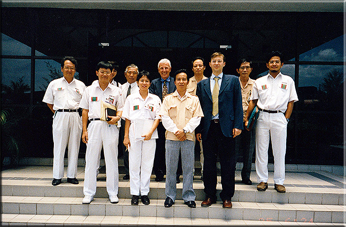 1997 Malesia presso lo stabilimento Proton. In uno dei vari viaggi in Malesia. Una foto ricordo dell'ingeger Alberto Sasso e dell'ingegner Andrea Giovanelli.