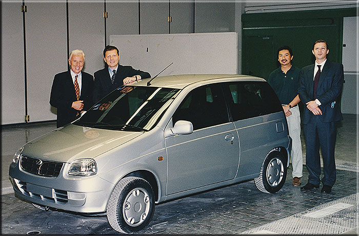 Rivoli 1997 un altra foto ricordo con la appena arrivata Kancil di produzione. Da sinistra Alberto Sasso, Alfredo Stola, Alias Abu Hassan e Andrea Giovannelli.