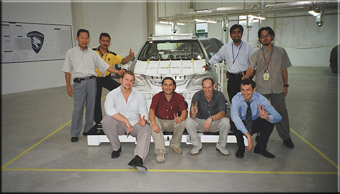 Malesia 2003 presso lo stabilimento Proton. Da sinistra seduti il team della Stola: Brani, Vai, Picaro e Novo.