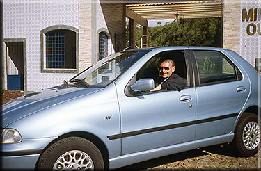 Brasile 1996. L'ingegner Sburlati con una Fiat Palio 178-A	