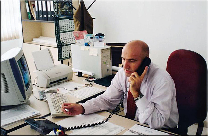 Settembre 2001 Roberto Arpini alla sua postazione nel nuovo ufficio.