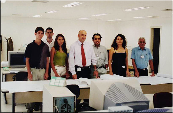 Settembre 2001 presso l'ufficio della Stola Engineering do Brasil, ancora in allestimento, con il primo gruppo di progettisti brasiliani. Da sinistra si riconoscono Luis, X, Fernanda, Arpini, Faria, Y e Raul.
