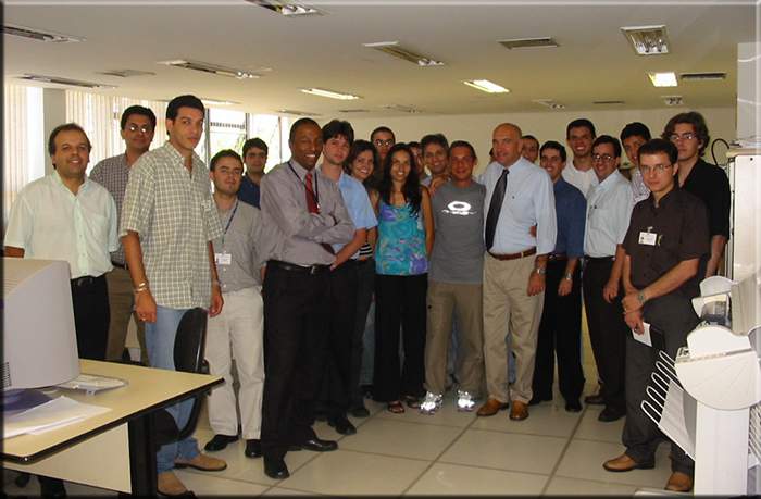 Gennaio 2002 Stola Engineering do Brasil, il gruppo di progettisti con al centro Carlo Carena e Roberto Arpini.