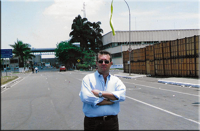 Novembre 2002 Paolo Zerbini della Stola Engineering do Brasil, in una foto ricordo all'interno dello stabilimento Fiasa di Betim.