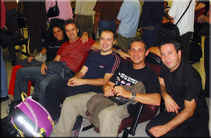 2002 Areoporto di Belo Horizonte, ogni tre mesi i ragazzi della Stola ritornano a casa per un brevissimo periodo. Si riconoscono Roberta Passione, Giorgio Negro, Alessio Pucci, Carlo Carena e Denis Pace.