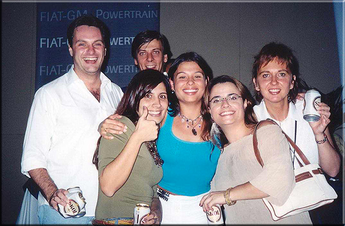 2002 presso lo stadio di calcio del Minas a Belo Horizonte. Si Riconoscono Ugo Delfino, Flavio Penna, Raquel, X, Y e Paola Busato.