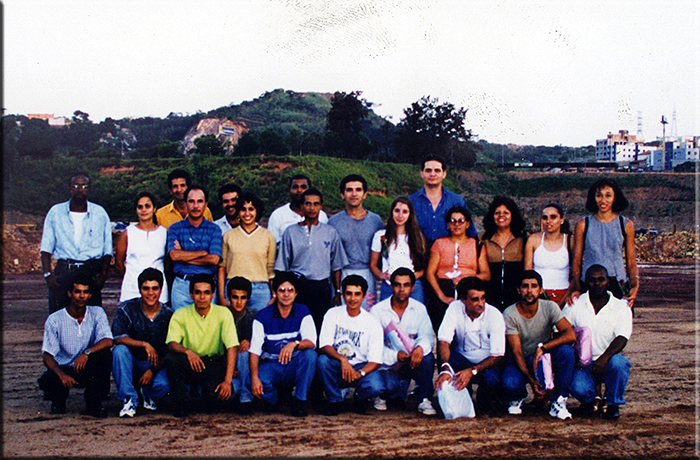 Aprile 1998 sul terreno della Stola do Brasil una foto ricordo dei primi 25 impiegati assunti da Gerente Newton Garzon.