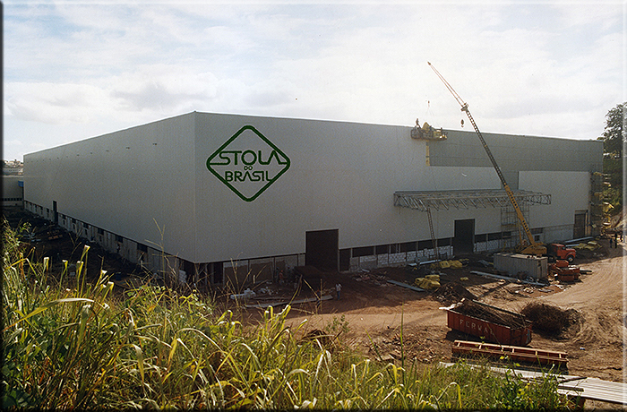 Maggio 1998 lo stabilimento in fase di finizione e viene applicato a vernice il marchio Stola do Brasil