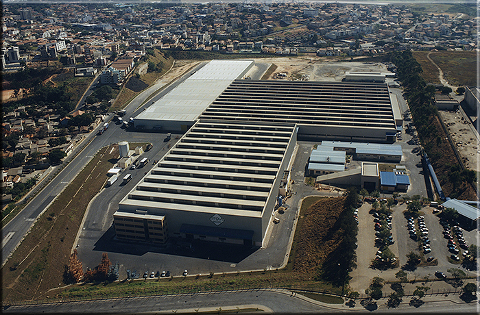 Fine luglio 1998 lo stabilimento Stola do Brasil è terminato. Al fono dell'immagine sulla destra si può notare ancora del terreno disponibile; nel 2001 verrà effettuato un ultimo ampliamento di 20.000 mq coperti.