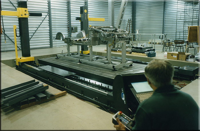 Luglio/Agosto 1998. Nella sala motrologica della Stola do Brasil a campione ogni autotelaio è verificato sotto la macchina di misura DEA.