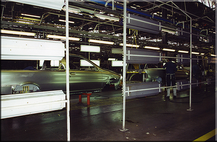10 agosto 1998 la fase di assemblaggio scocche sugli autotelai.