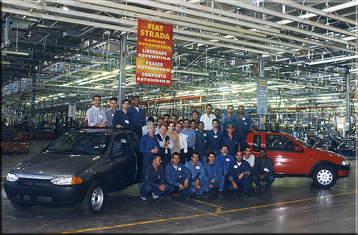 29 settembre 1998 all'inteno dello stabilimento Stola do Brasil in occasione dell'inaugurazione ufficiale alcuni tecnici posano orgogliosi con i due pick-up Palio tipo Strada. Ovviamente la verniciatura e il montaggio avveniva all'interno dello stabilimento Fiasa di Betim. Per l'occasione i dirigenti della Fiat hanno voluto portare i due mazzi finiti.