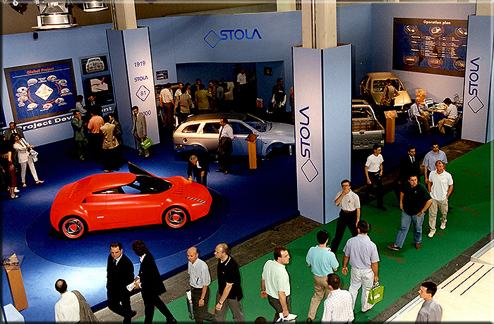 Torino giugno 2000, il modello porte apribili S81 presso lo stand della Stola s.p.a., si intravede sulla destra oltre la colonna la scocca grezza del pick up Fiat Strada prodotta in Stola do Brasil.