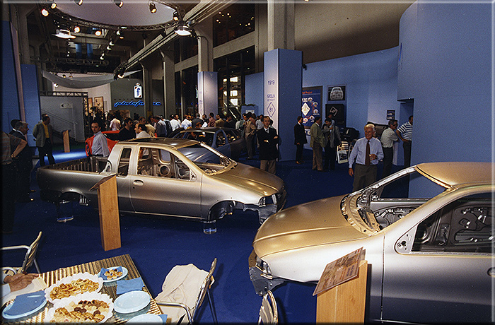 Torino giugno 2000, Salone dell'automobile di Torino stand Stola. Sono esposte le due scocche grezze, cabina corta e cabina lunga, dei pick up Fiat Strada prodotte in Stola do Brasil.