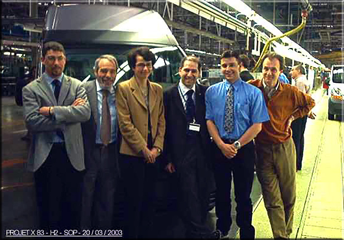 Marzo 2003 Barcellona presso lo stabilimento Renault/Nissan una parte del Team dei progettisti della Stola: Claudio Locati, Gottardo Bustreo, Volérie Brusseau, Pietro Ramundo, Yannick Lelogeais, Stèfan Mercier.
