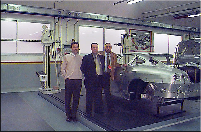 Maranello novembre 2002, presso la sala metrologica della Ferrari con la prima scocca prototipale in lamiera della F137 poi denominata Ferrari 612 Scaglietti. Da sinistra Alessandro Ghezzi, Paolo Zerbini e Piero De Micheli.