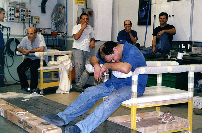 Agosto 2001. Il team esausto si riposa, Il prototipo è finalmente completato. Da sinistra C. Mantovani, B. Gammicchia, M. Di Maria, B. Comollo, Spitaleri e Benedetto.