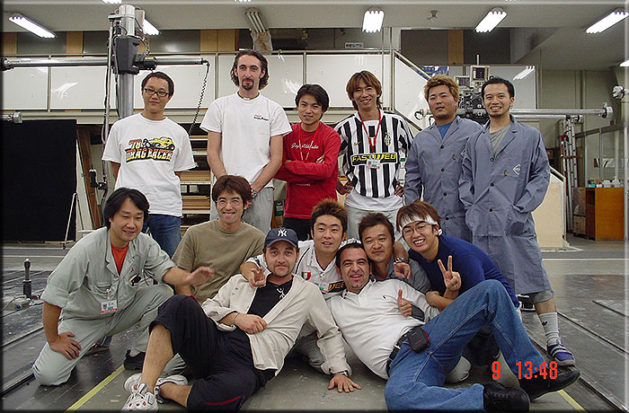 Okazaki Mirsubishi giugno 2002. L’interno della modelleria e una foto ricordo del Team dei modellatori Mitsubishi e Stola.
