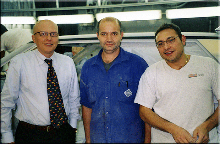 Settembre 2003. Alfredo Stola e Giovanni Longo, per lui la Range Stormer sarà il suo primo lavoro come nuovo responsabile del reparto prototipi. A destra Maurizio Dimaria.