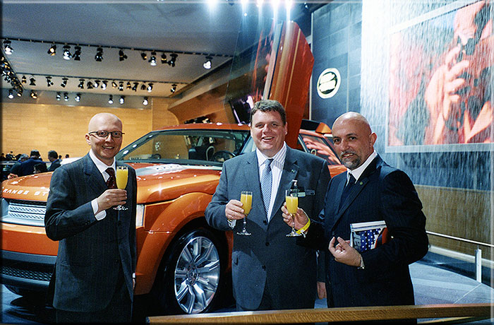 Gennaio 2004 Detroit. Alfredo Stola, Matthew Taylor Managing Diractor Land Rover e Gioachino Grande.