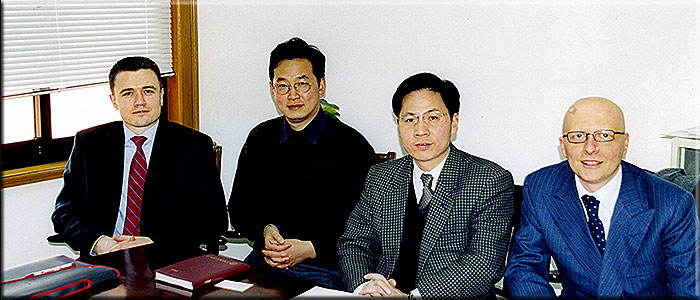 Febbraio 2003 la prima visita a Shanghai presso lo stabilimento della Volkswagen già cliente da qualche anno per il settore Cubing. Novo e Stola incontrano i manager della VW.