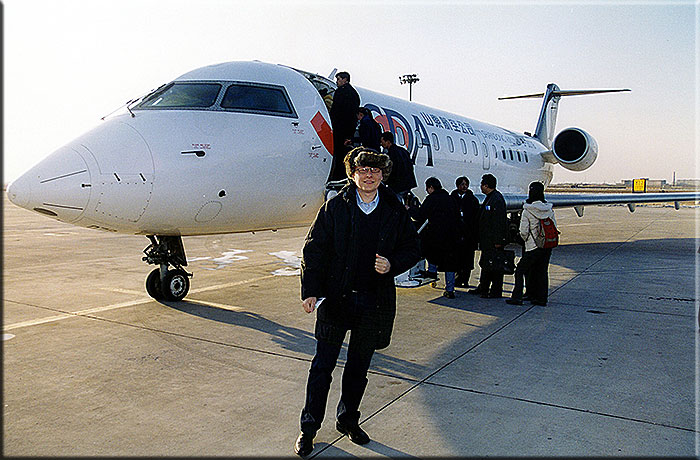 Febbraio 2003. Alfredo Stola all'aeroporto di Changchun insieme a Tiziano Novo stanno per decollare per la città di Shangai.