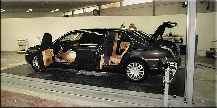 Luglio 2001 Rivoli. Presso la modelleria Linea Gam di Vittorio Grasso. Un team misto di modellatori della Stola e di Linea Gam realizzeranno gli interni su un prototipo di Lancia Thesis precedentemente allungato.