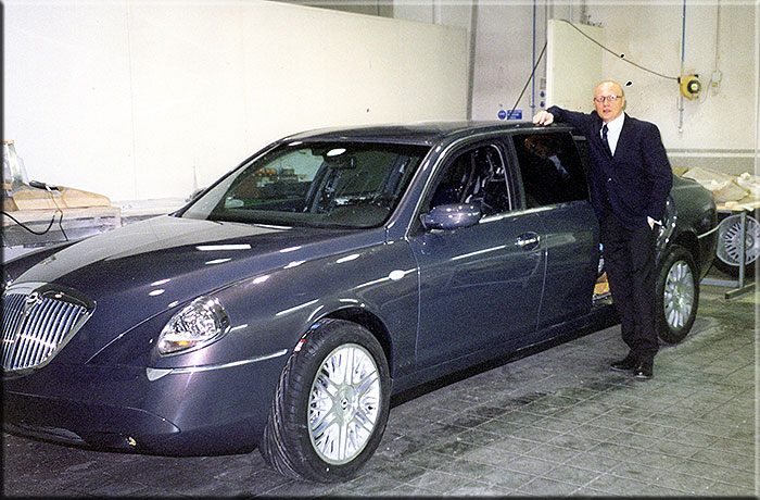 Rivoli settembre 2001 la Limousine verniciata in uno speciale grigio-azzurrino anche se pronta non partirà mai per il salone di Francoforte. In quel momento si chiamava ancora S82. Questo stesso prototipo nel 2004 sarà riverniciata con un bi-colore e rinominato S85.