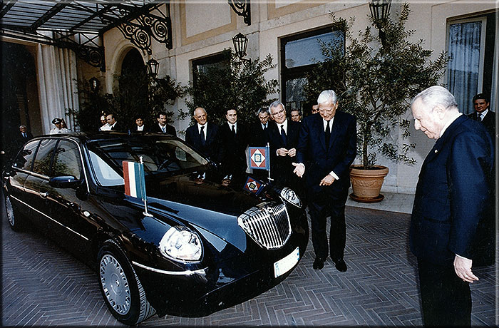 Roma 6 giugno 2003 presso il palazzo del Quirinale Umberto Agnelli accompagnato dall'AD Giuseppe Morchio dona al Presidente della Repubblica Carlo Azelio Ciampi una Thesis Limousine blindata.