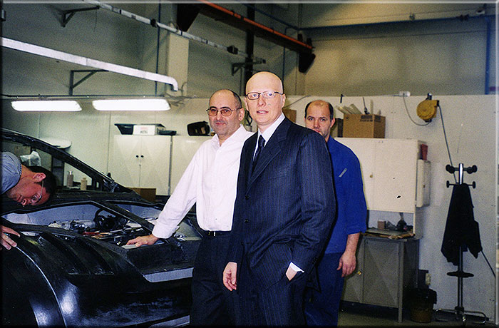 2003/2004 Rivoli. Le fasi finali di montaggio della scocca del prototipo Hyundai E3. Alfredo Stola al centro, a sinistra Carlo Cavaglià e a destra Giovanni Longo
