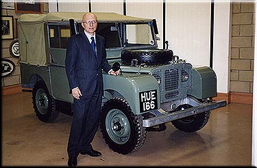 Febbraio 2004 Coventry. Alfredo Stola posa con una delle primissime Land Rover.