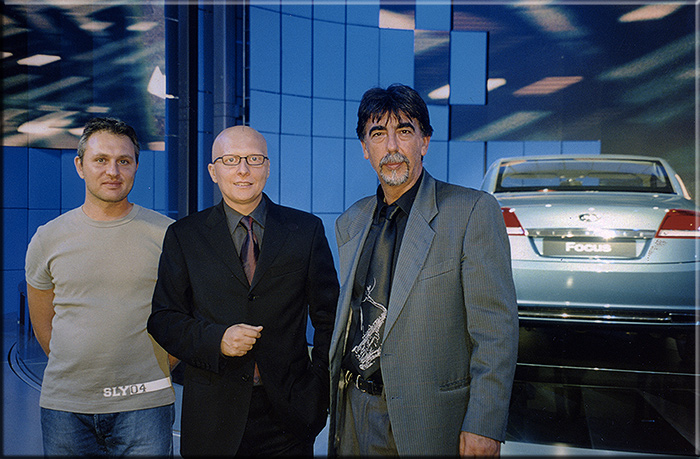28 settembre 2004 Parigi. Nello stand Ford una foto ricordo. Mauro Cuscunà, Alfredo Stola e Michele Peralta.
