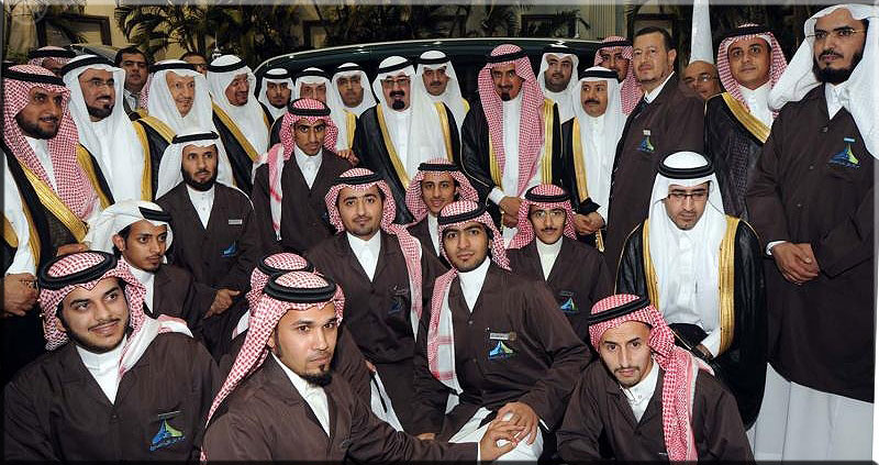 Jeddah 15 giugno 2011: foto di gruppo con il Re Abdullah Al Saud insieme alla dirigenza e il Professor Darwish con gli studenti della KSU del primo corso di ingegneria autoveicolistica.
