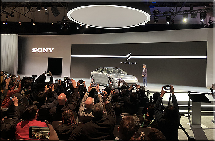 6 gennaio 2020 Las Vegas. Presso lo stand della Sony il CEO Kenichiro Yoshida presenta alla stampa il concept Vision S.