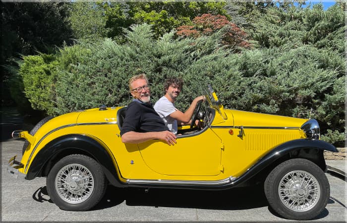 Villarbasse 2025: Chris Bangle e Francesco Stola. L’auto della collezione Stols è una Fiat 500 Zanella Erina del 1968.
