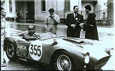 1953 Gianni Lancia qualche minuto prima della partenza della sua Lancia D24.